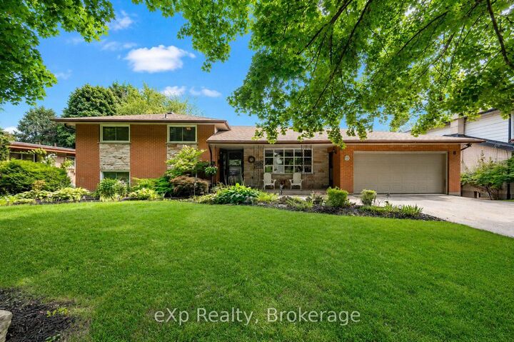 8 Malvern Crescent — photo 1