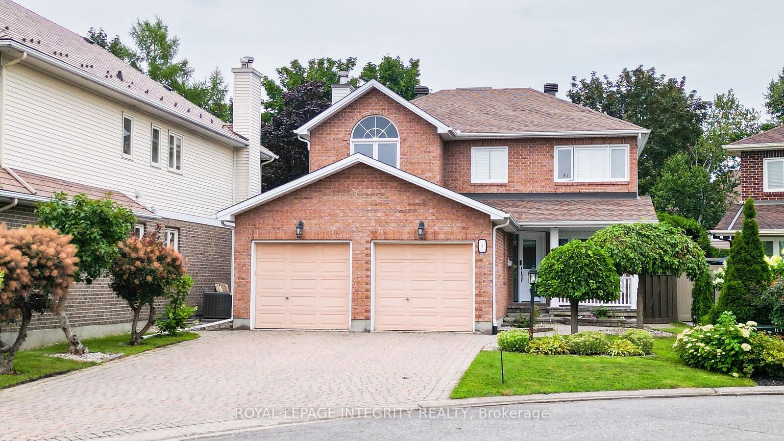 Property Photo: 4 Glenarden Court ON K2G 5V9
