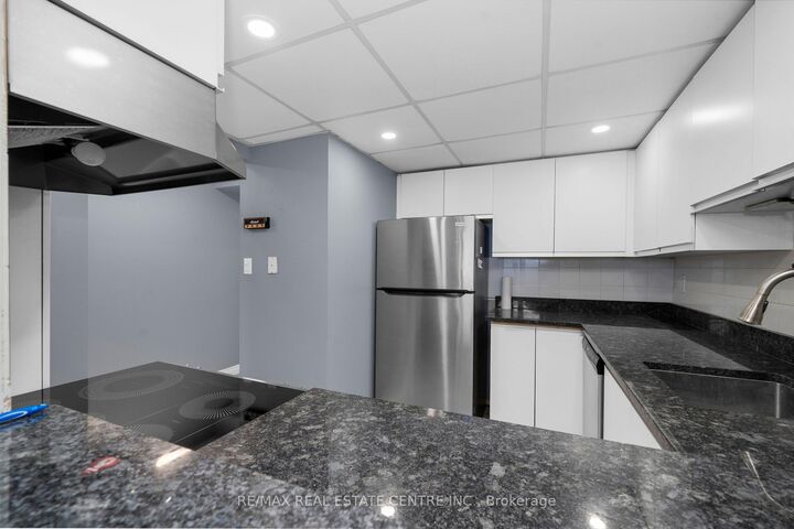 Property Photo: 20 McFarlane Drive 1504 ON L7G 5J8