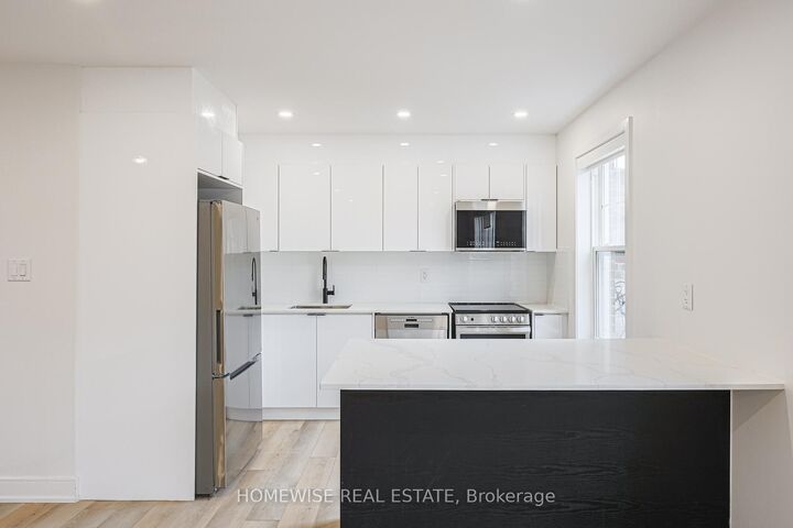 Property Photo:  383 Spadina Road 2  ON M5P 2W1 