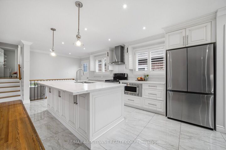 Property Photo:  6346 Neuchatel Road  ON L5N 2J8 