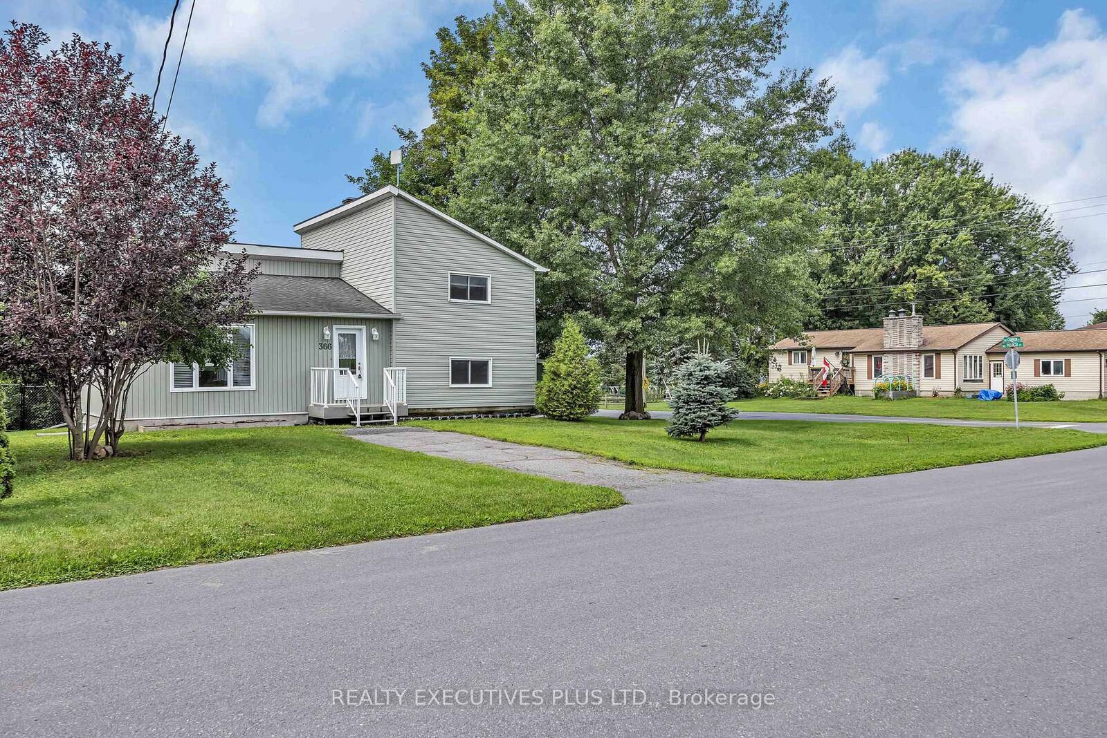 Property Photo: 366 Charron Street ON K4K 1B2