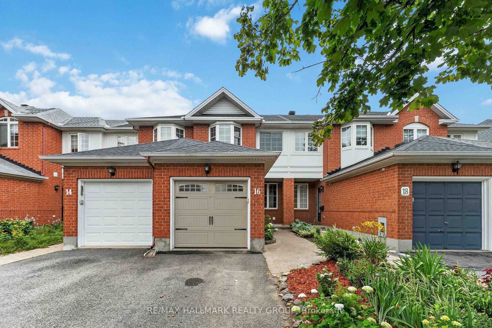 Property Photo: 16 Central Park Drive ON K2C 3Z9