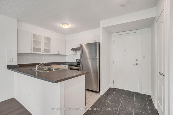 Property Photo:  188 Doris Avenue 802  ON M2N 6Z5 