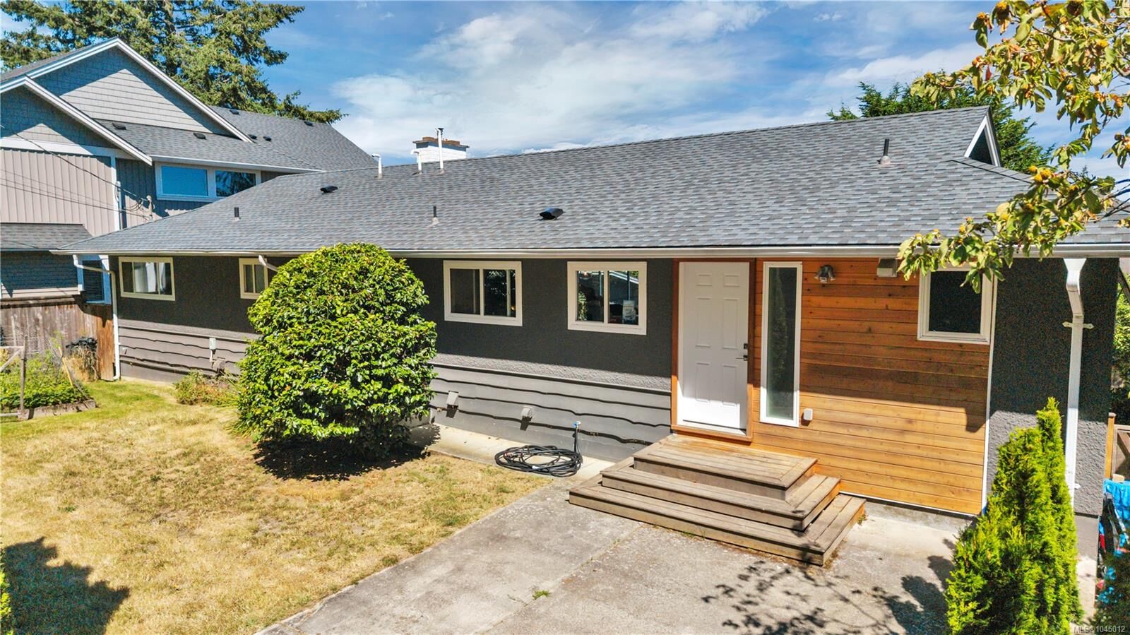 Property Photo: 5620 Hammond Bay Rd BC V9T 5N2