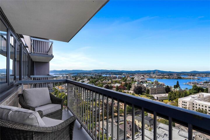 Property Photo: 647 Michigan St #2104 BC V8V 1S9