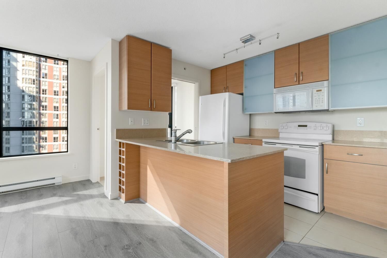 Property Photo:  909 Mainland Street 1409  BC V6B 1S3 