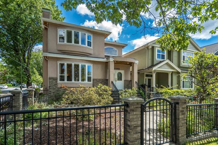 2304 Garden Drive — photo 1