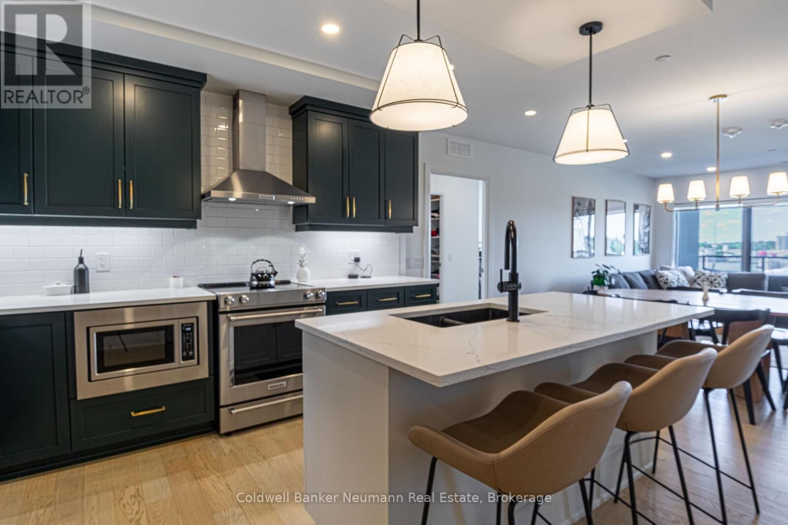 Property Photo:  71 Wyndham Street South 1206  ON N1E 0T7 