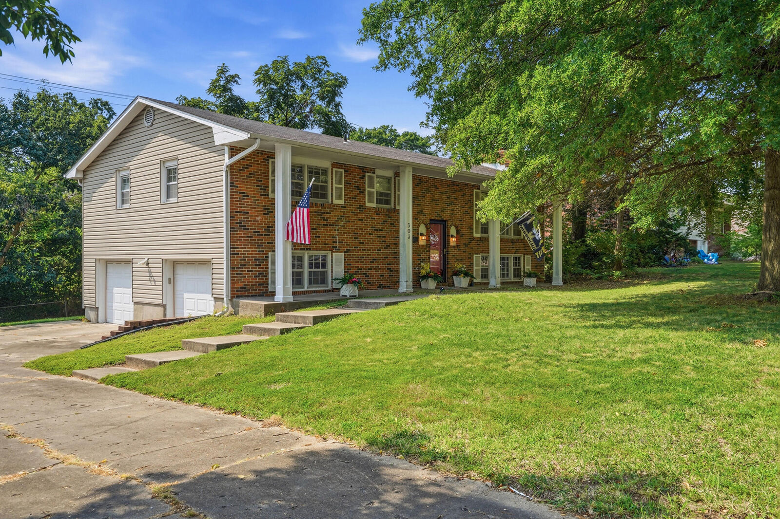 Property Photo: 303 W Briarwood Ln MO 65203