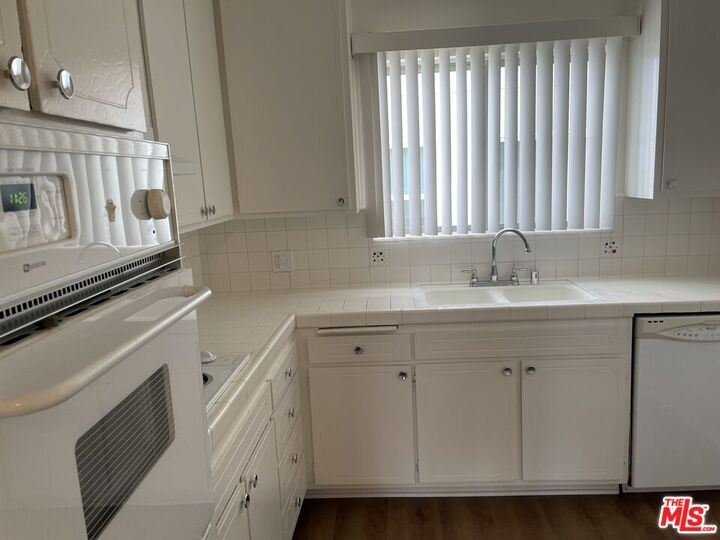 Property Photo:  9204 Whitworth Dr, Unit 5  CA 90035 