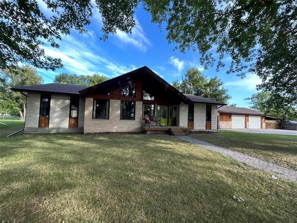 Property Photo:  5 Tamarac Street  MB R0E 1M0 