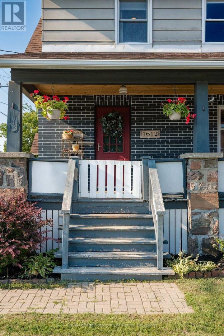 Property Photo:  1612 Cassells Street  ON P1B 4C5 