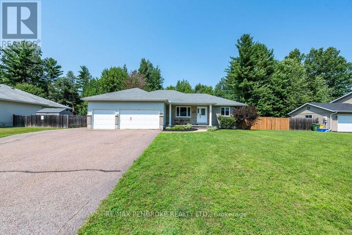 256 Oriole Crescent — photo 1