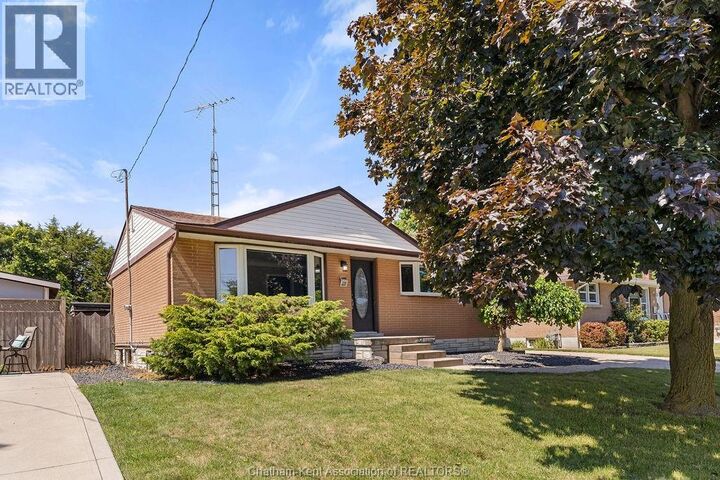 Property Photo:  23 Queensway Drive  ON N7M 4G3 