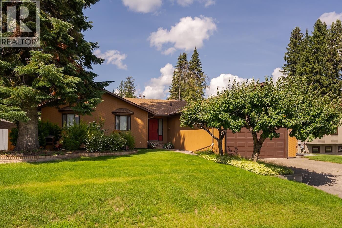 Property Photo:  2715 Wildwood Crescent  BC V2K 3Y4 