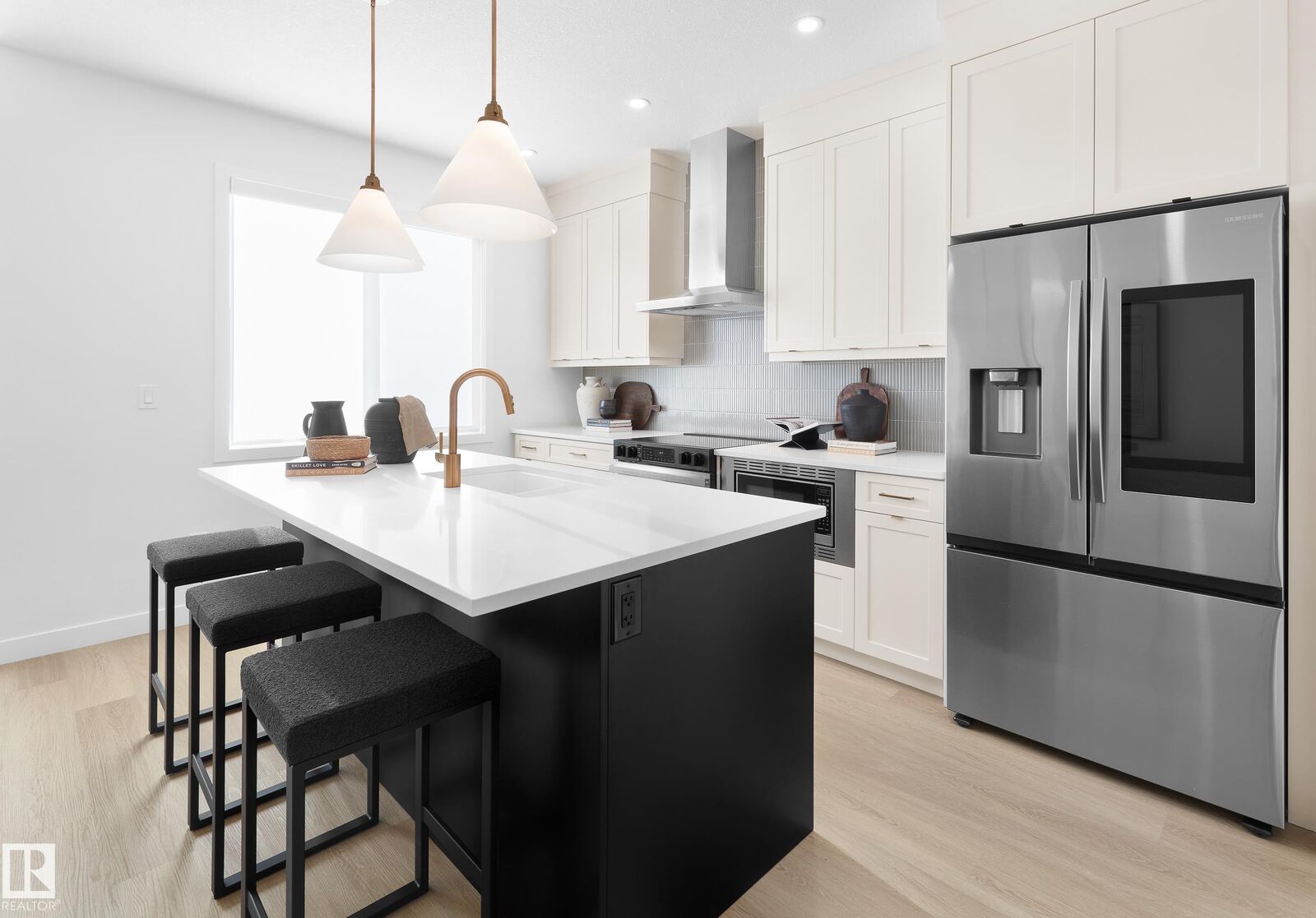 Property Photo: 5636 Hawthorn Way SW AB T6X 3K7