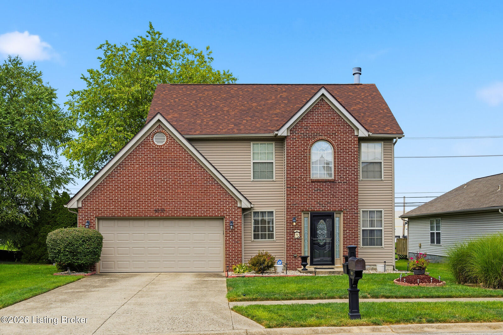 Property Photo: 6030 Woodhaven Pl Cir KY 40228