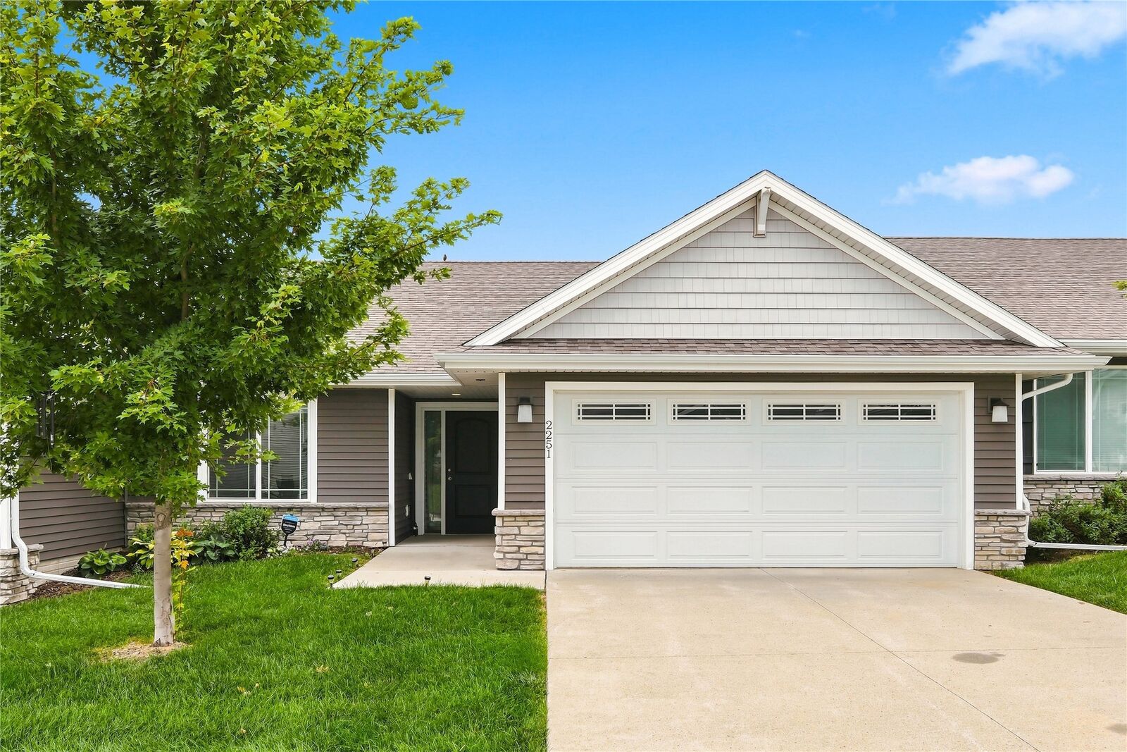 Property Photo: 2251 E Redmond Avenue IA 50320