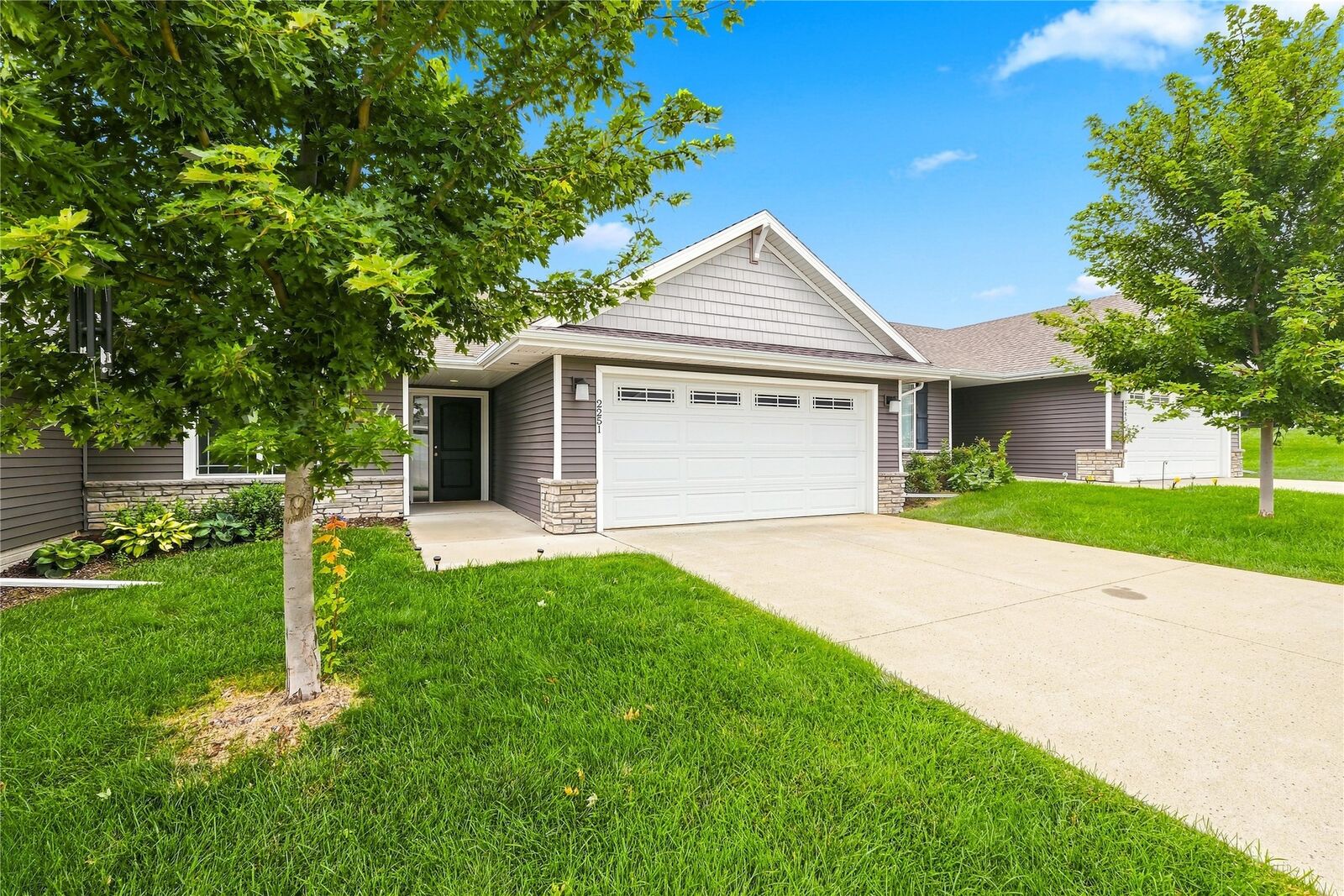 Property Photo: 2251 E Redmond Avenue IA 50320