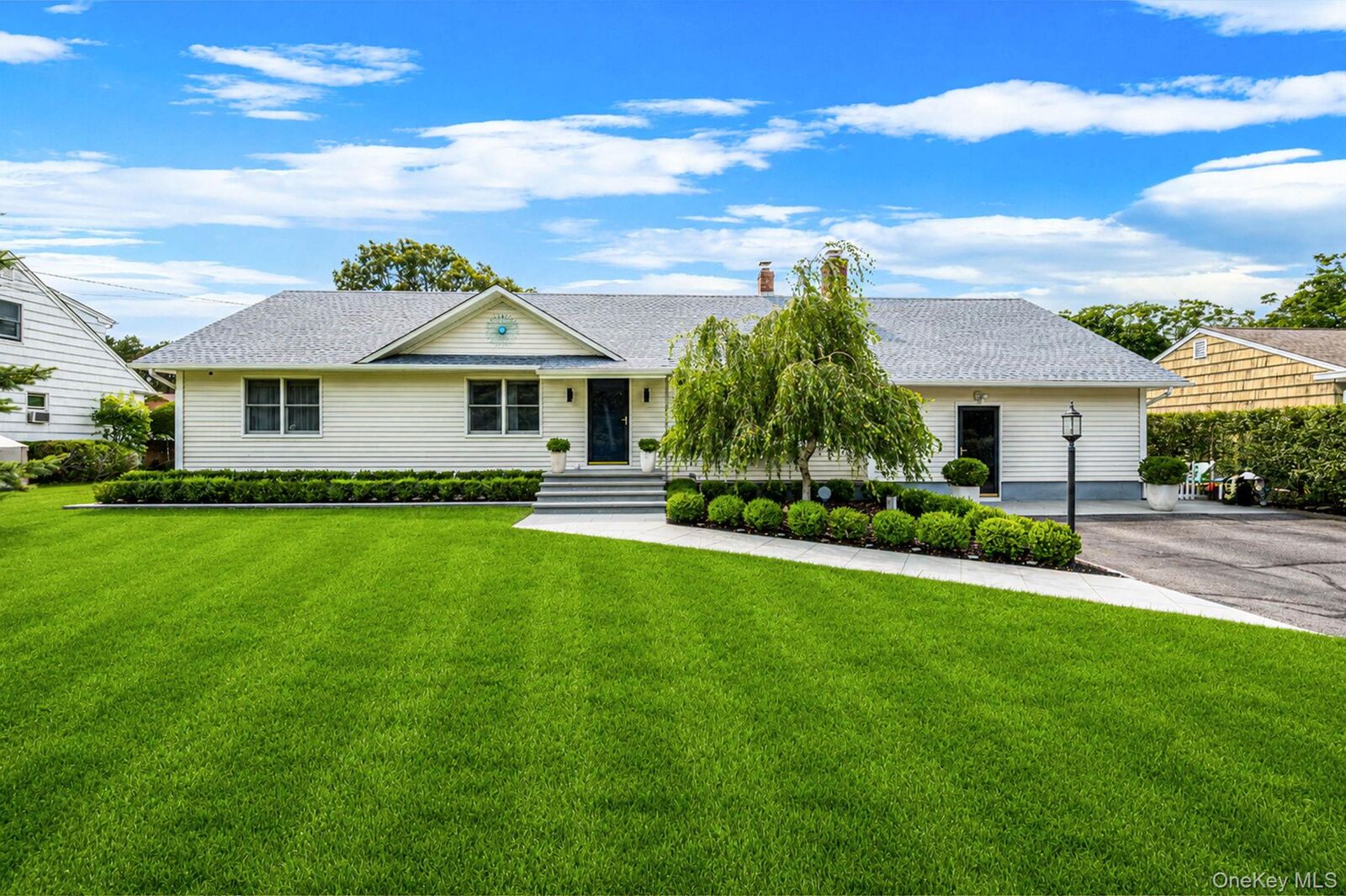 Property Photo:  47 Whitebrook Drive  NY 11901 