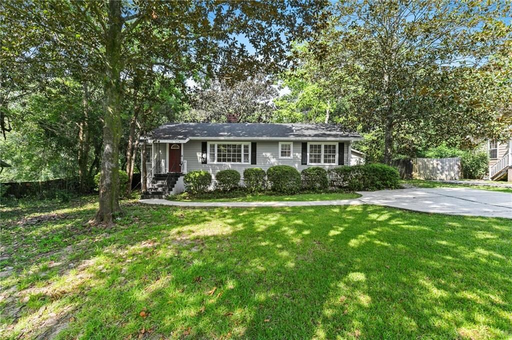 Property Photo: 1009 Pinewood Drive AL 36618