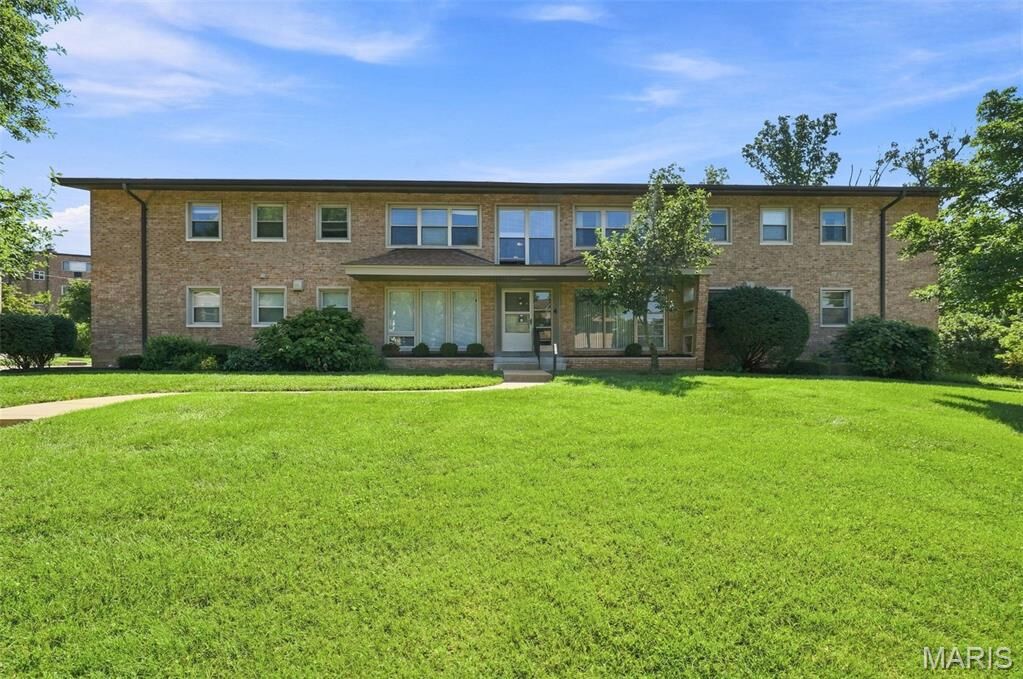 Property Photo: 4 Delcrest Court 104 MO 63124