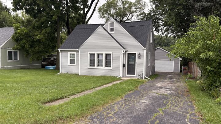 Property Photo:  724 Mohawk Drive  IL 60073 
