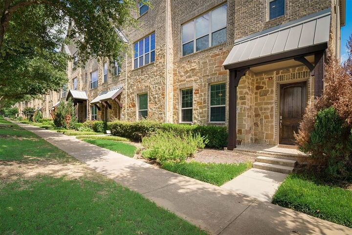 Property Photo:  503 W Royal Lane  TX 75039 