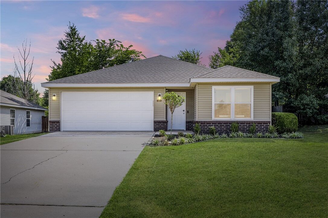 Property Photo: 819 Tunbridge Drive AR 72712