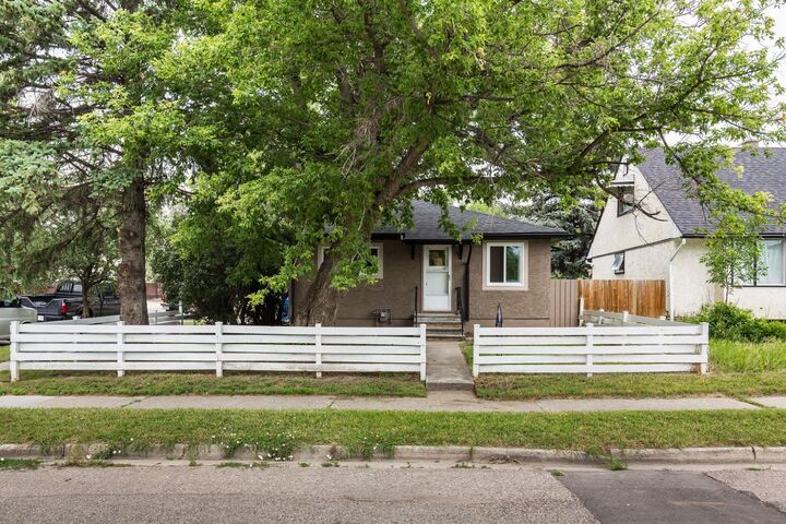 Property Photo:  1803 5A Avenue N  AB T1H 0R2 