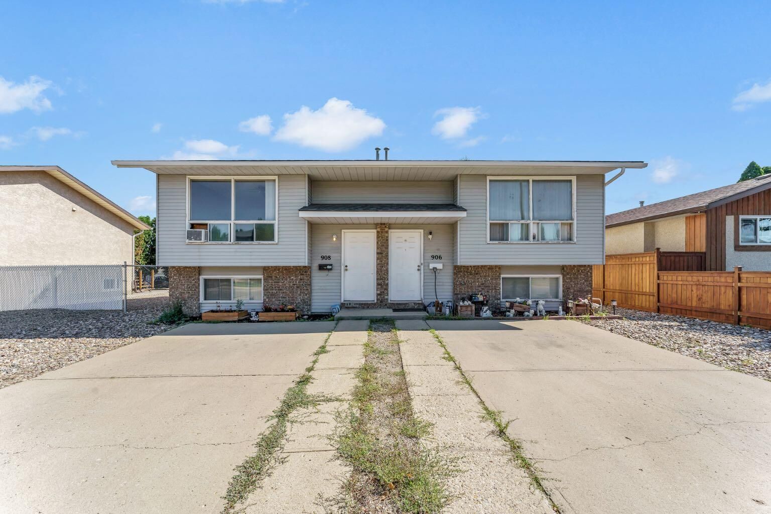 Property Photo:  908 Ross Glen Drive SE  AB T1B 3W7 