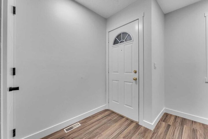 Property Photo:  429 Georgian Villas NE  AB T2A 7E3 