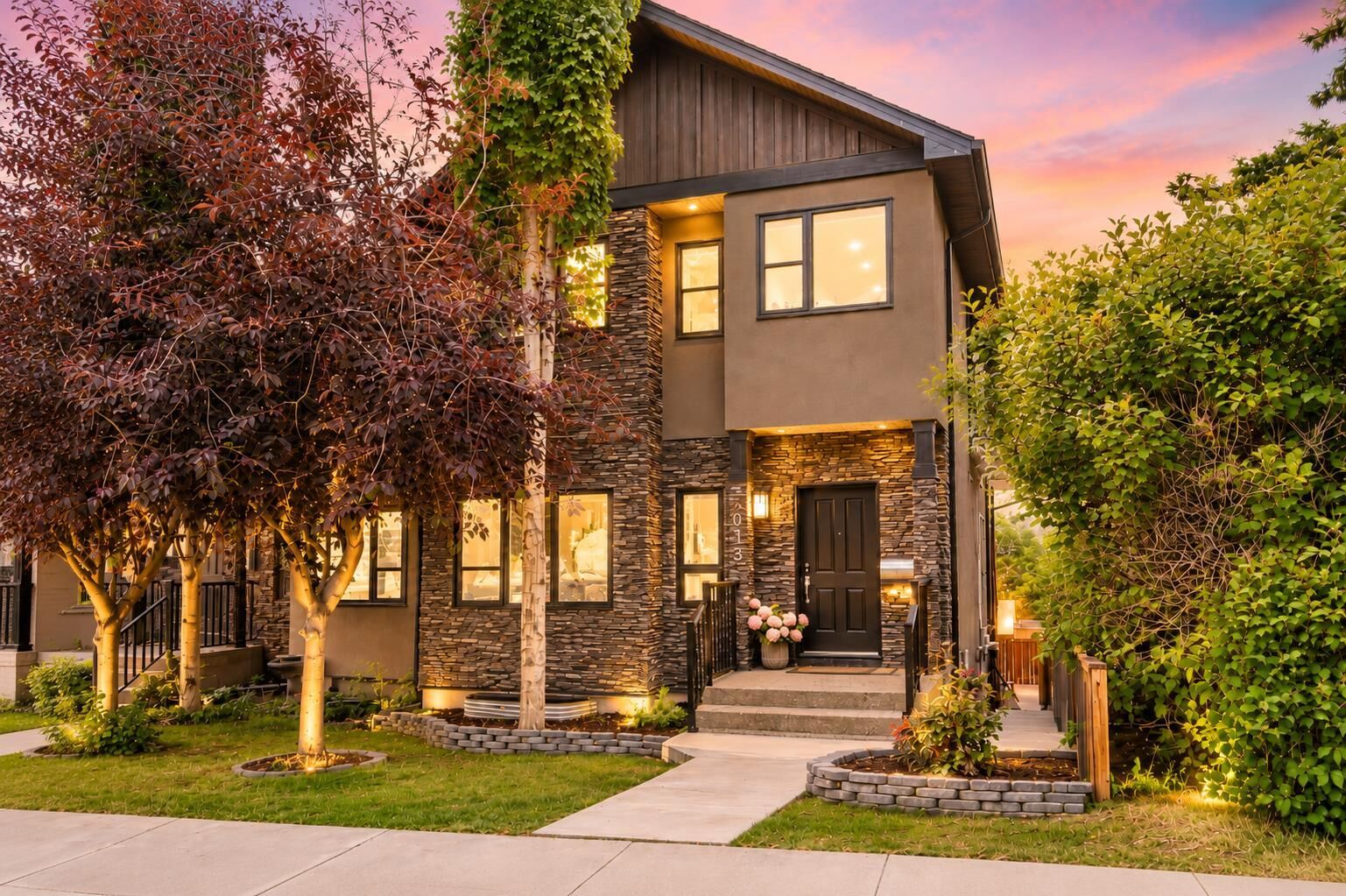 Property Photo:  5013 23 Avenue NW  AB T2M 4N5 