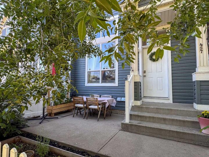 Property Photo:  457 Elgin Gardens SE  AB T2Z 4T8 
