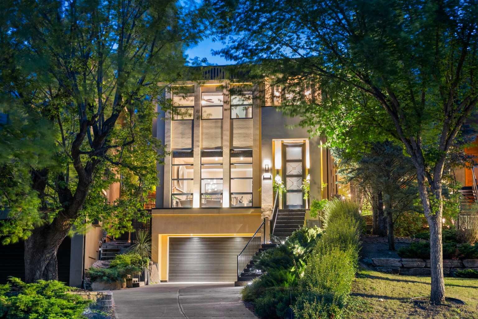 Property Photo:  1215 Sifton Boulevard SW  AB T2T 2L2 
