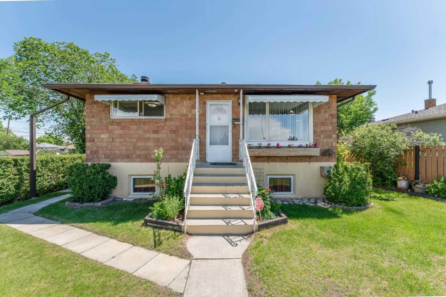 Property Photo:  1502 40 Street SE  AB T2A 1K2 