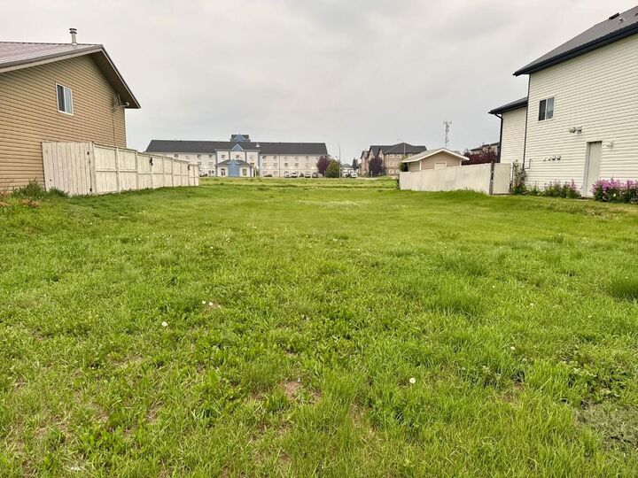 Property Photo:  132 Upland Avenue W  AB T1R 1M9 