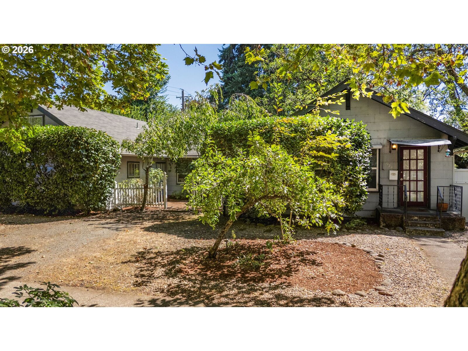 Property Photo:  963 Madison St  OR 97402 
