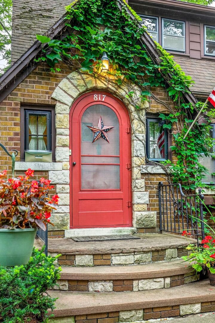 Property Photo:  817 Spring Street  WI 54130-2830 