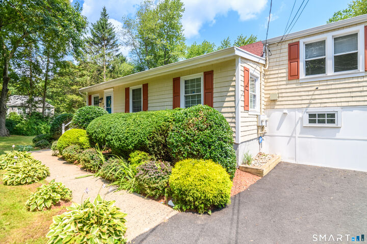 Property Photo:  556 Pepper Street  CT 06468 