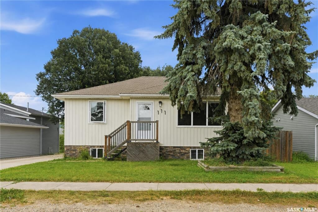 Property Photo:  111 3rd Street  SK S0K 1X0 
