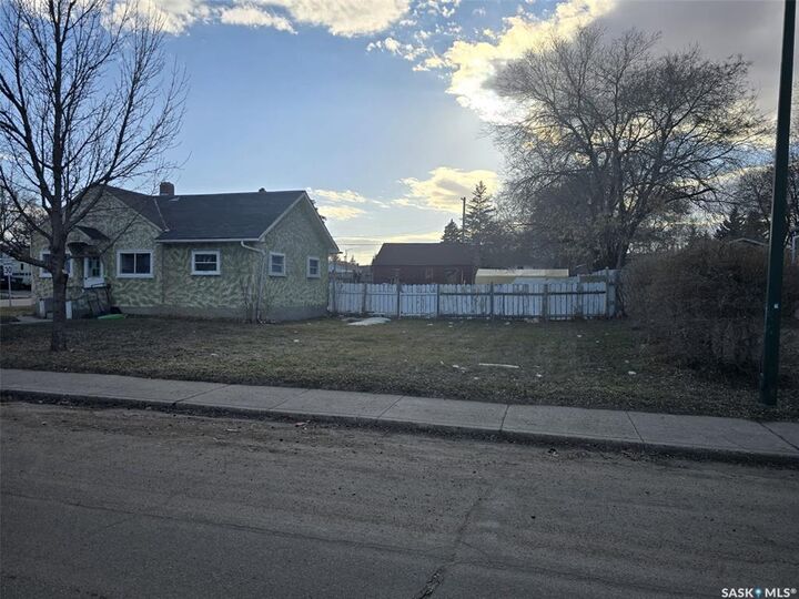 Property Photo:  201 R Avenue N  SK S7L 2Y6 