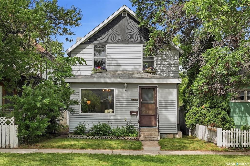 Property Photo:  611 J Avenue S  SK S7M 2A9 