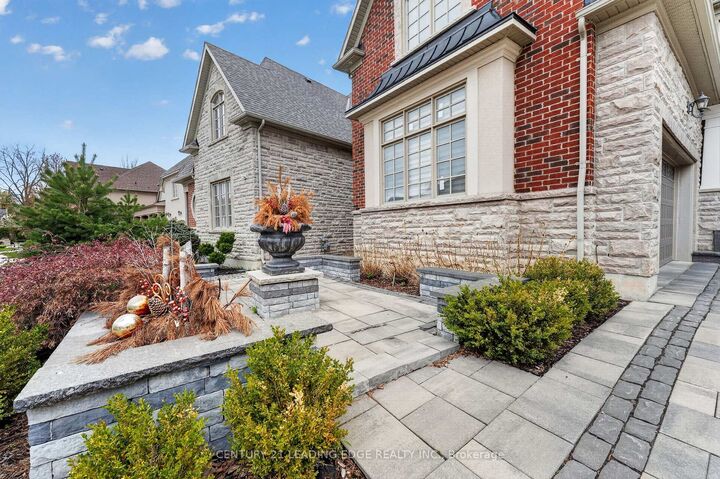 Property Photo: 33 Stollery Pond Crescent ON L6C 1K4