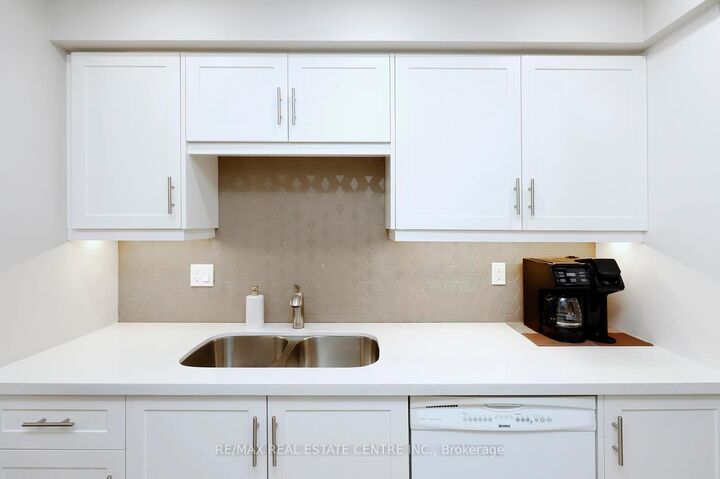 Property Photo:  341 Wilson Drive 3  ON L9T 3Y9 