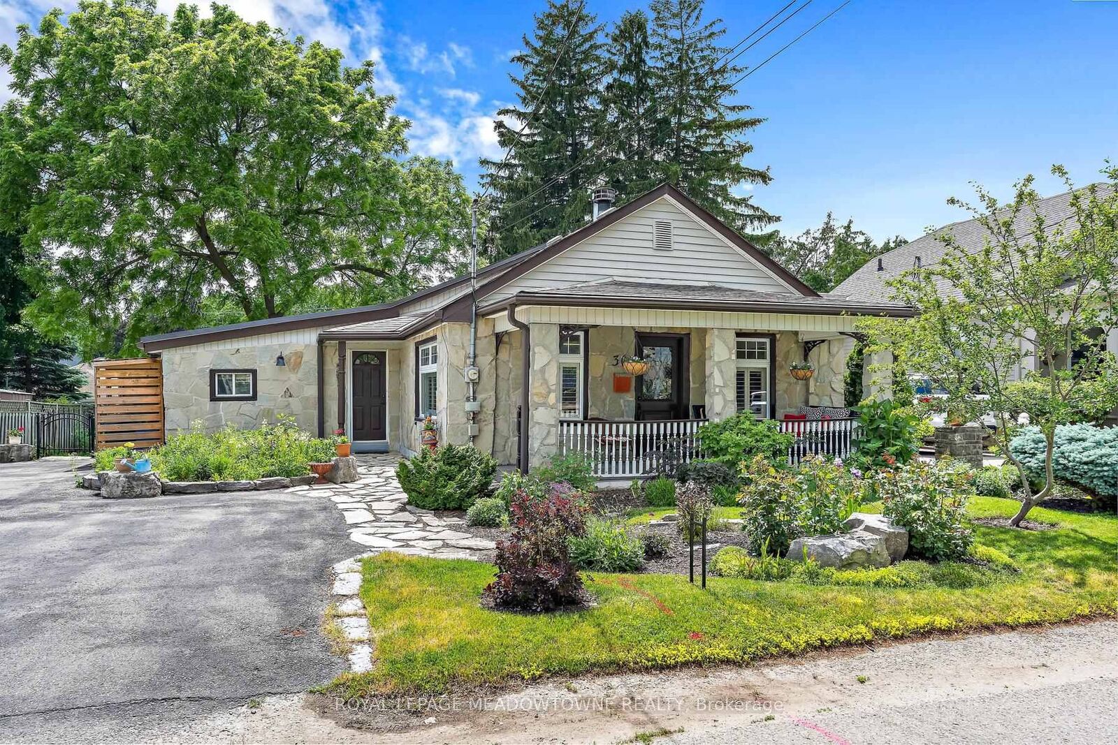 Property Photo:  30 Victoria Street  ON L7G 3N6 