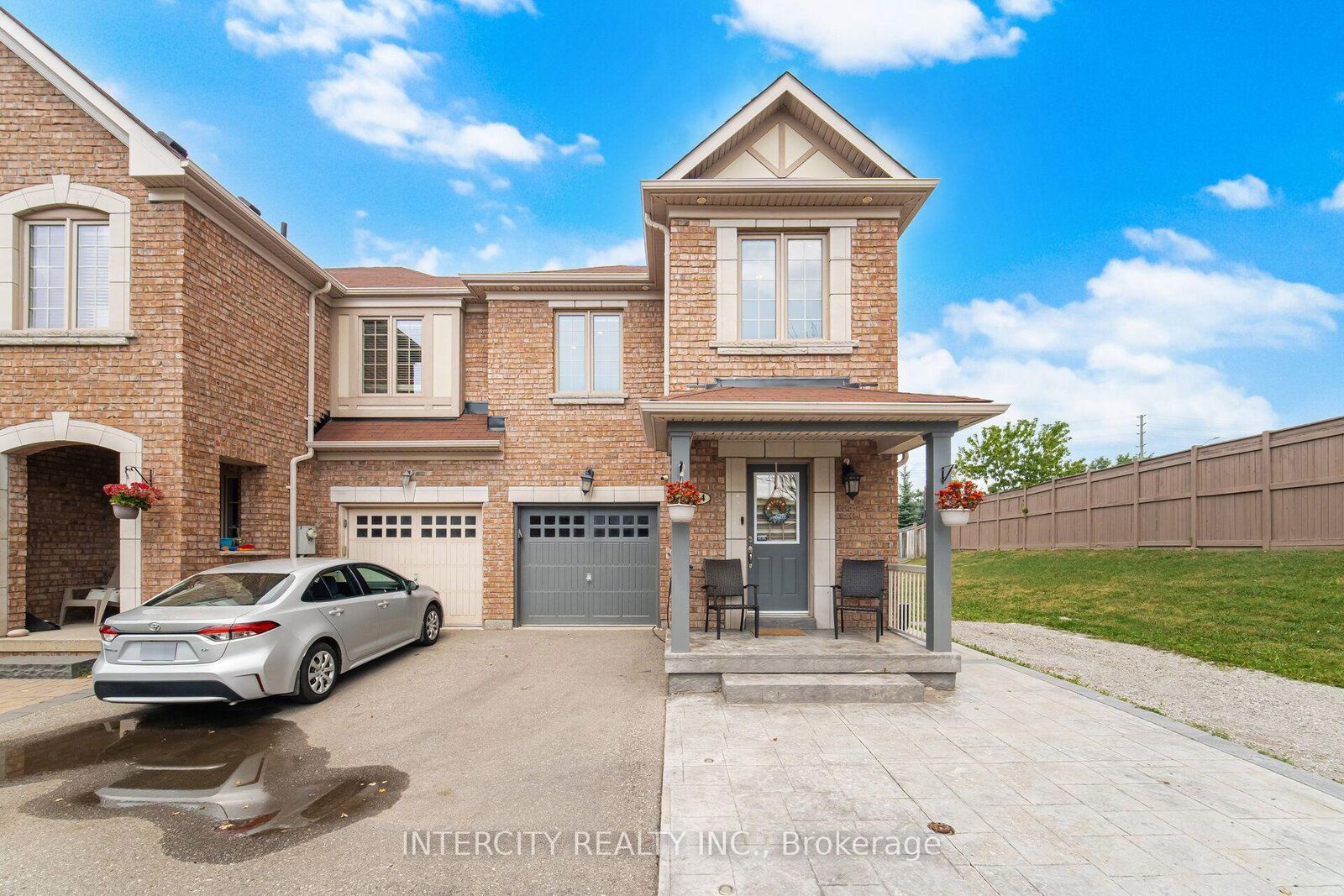 Property Photo:  64 Coranto Way  ON L4H 3L9 