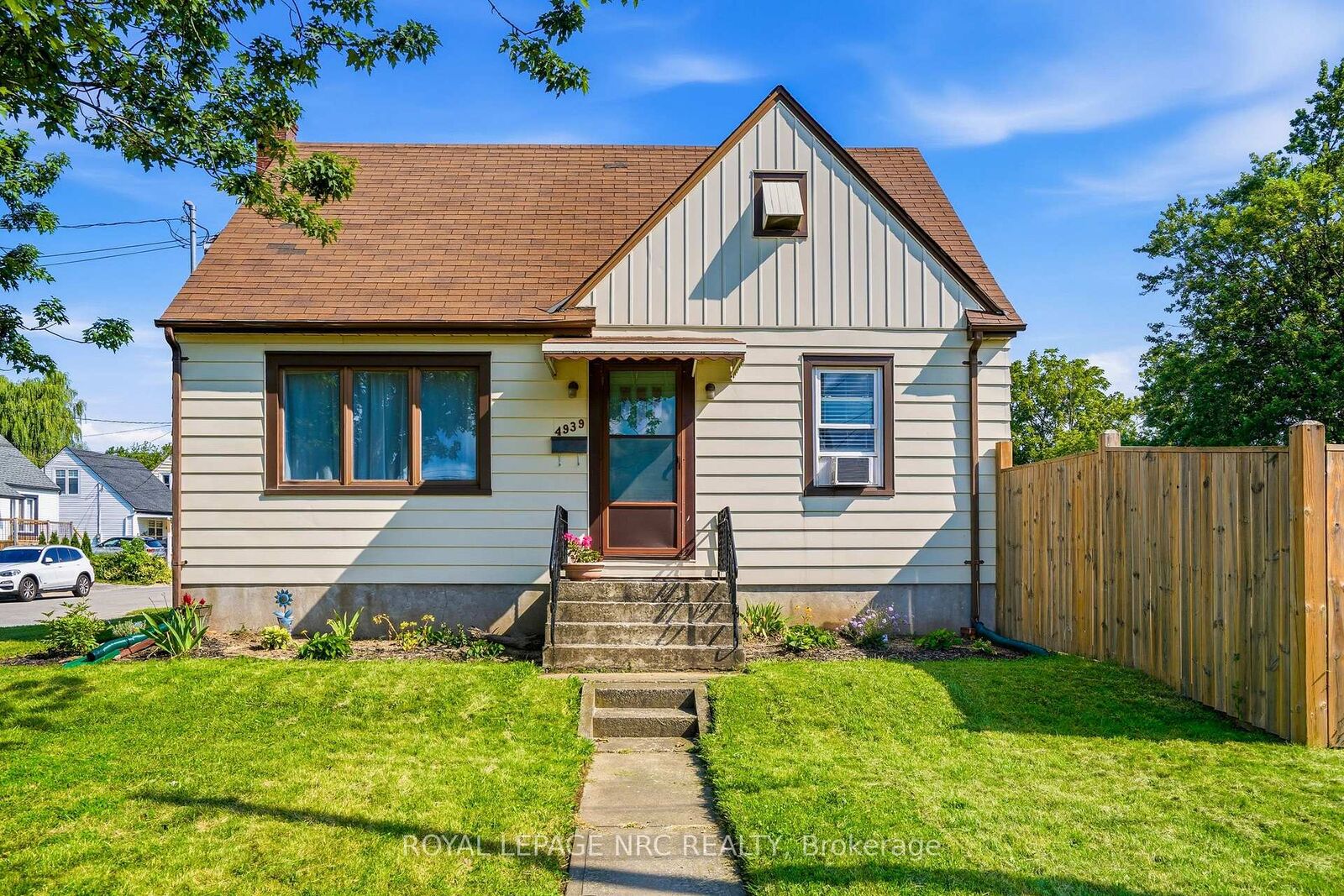 Property Photo: 4939 Hamilton Street ON L2E 2V9
