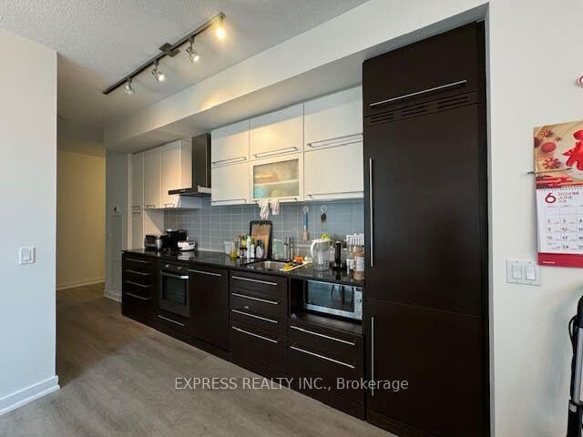 Property Photo:  770 Bay Street 912 Br 2  ON M5G 0A6 